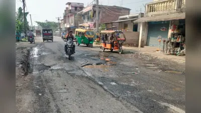 Darbhanga News: महीनों से नहीं भरे गए मुख्य मार्ग के गड्ढे, हादसों को दावत दे रही विभाग की लापरवाही